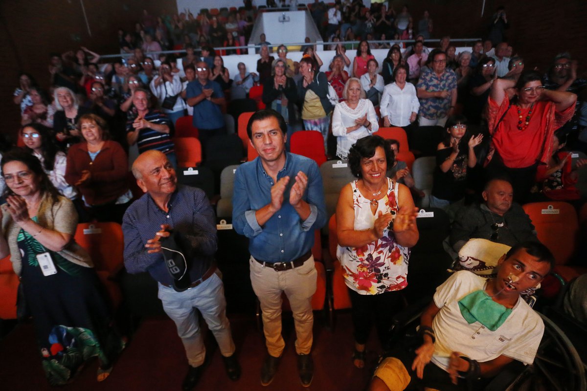 PACmunicipio's tweet photo. 🎹🎶 GALA EN CONMEMORACIÓN DEL MES DE LA MUJER

En un espectáculo emocionante, el connotado pianista nacional, Roberto Bravo, la cantante soprano, Andrea Cárdenas y la violinista, Montserrat Prieto, deleitaron a las vecinas y vecinos de #PedroAguirreCerda. ✊🏼💜 https://t.co/q6yt0xF2zG