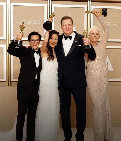 95. Oscar Ödülleri dün gece Los Angeles’taki Dolby Theatre'da yapılan törenle sahiplerini buldu.
Ke Huy Quan, Michelle Yeoh, Brendan Fraser ve Jamie Lee Curtis, 2023🏆
#Oscars 
#Oscar 
#Oscars95 
#Oscar2023