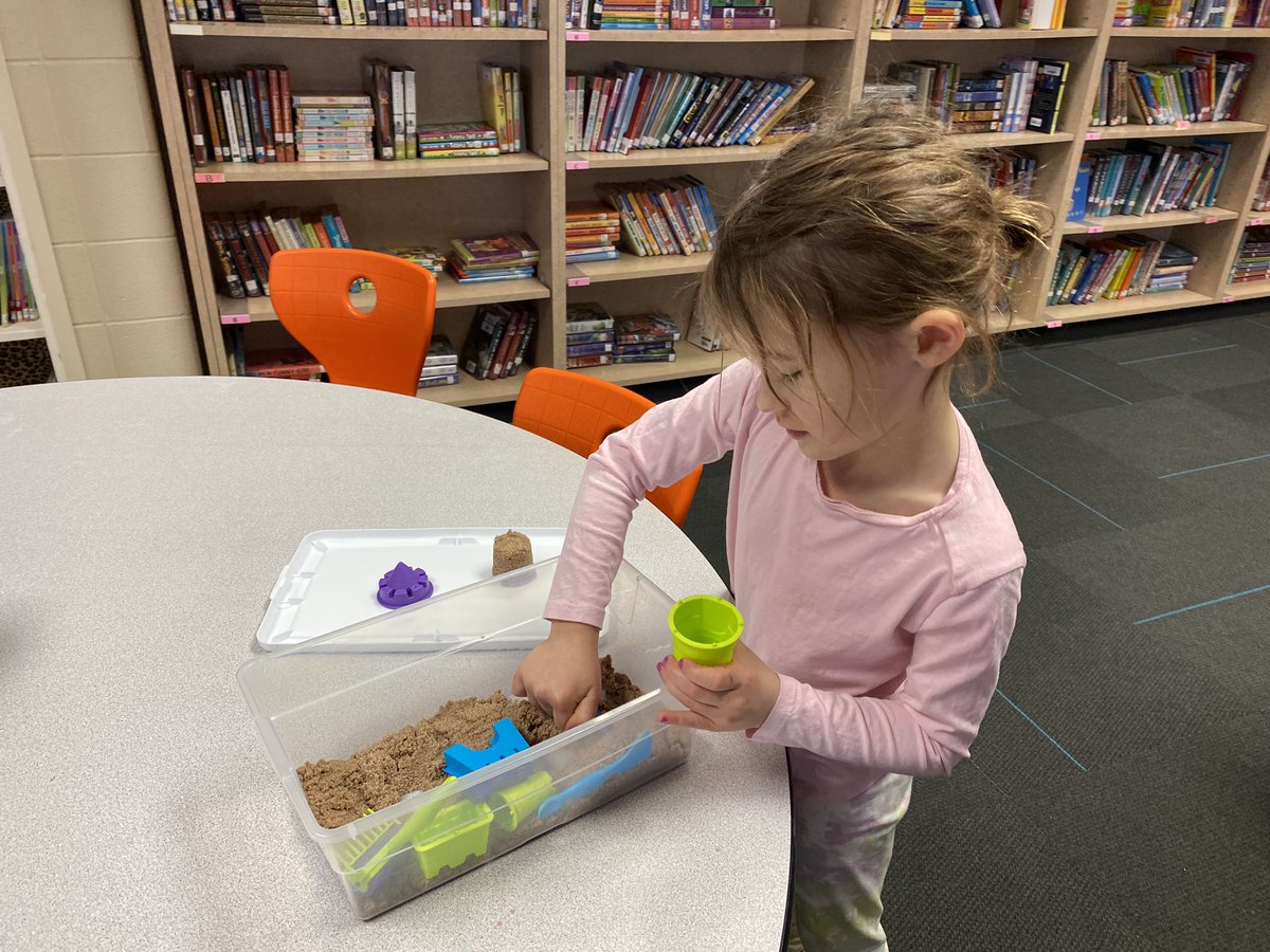 MrsMobileD67's tweet photo. These kindergarteners earned free choice today! Kinetic sand seems to be the popular choice. @KisselburgJ67 @LakeForestSD67 #LFmoments #cherokeeinspires https://t.co/QEl1Qqu5QD