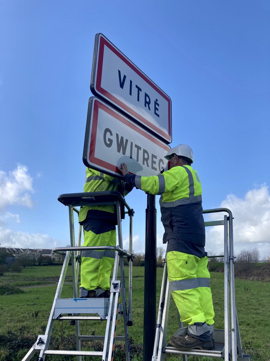 ValerieChopin's tweet photo. Dix jours après le vol des panneaux en langue bretonne, la ville de #Vitré décide d’en installer d’autres. Reportage ce lundi 13 mars dans le 19/20 de ⁦⁦@france3Bretagne⁩ #languesrégionales #breton #gallo https://t.co/2f2vp3Uz3G