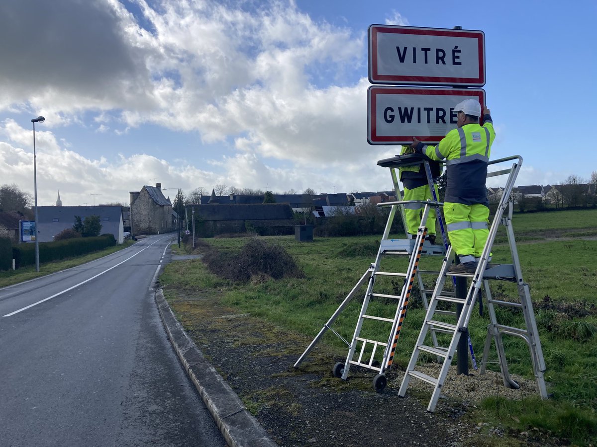 ValerieChopin's tweet photo. Dix jours après le vol des panneaux en langue bretonne, la ville de #Vitré décide d’en installer d’autres. Reportage ce lundi 13 mars dans le 19/20 de ⁦⁦@france3Bretagne⁩ #languesrégionales #breton #gallo https://t.co/2f2vp3Uz3G