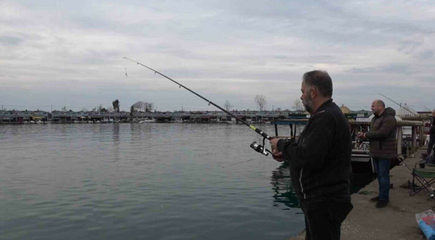 Trabzon’un kaçak somonlarını Rizeliler yakalıyor oltacidergisi.com/2023/03/13/tra…