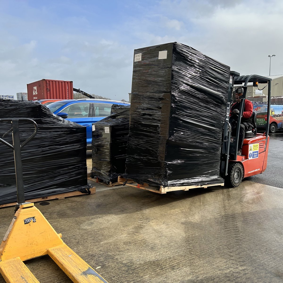 APAIRLtd's tweet image. ❄️🔧📦 On the move! 
Plenty of orders heading out the door this morning 👏
#goodsout #orders #AirconParts #acspares #freight #warehouse #agriculturalmachinery #constructionmachinery