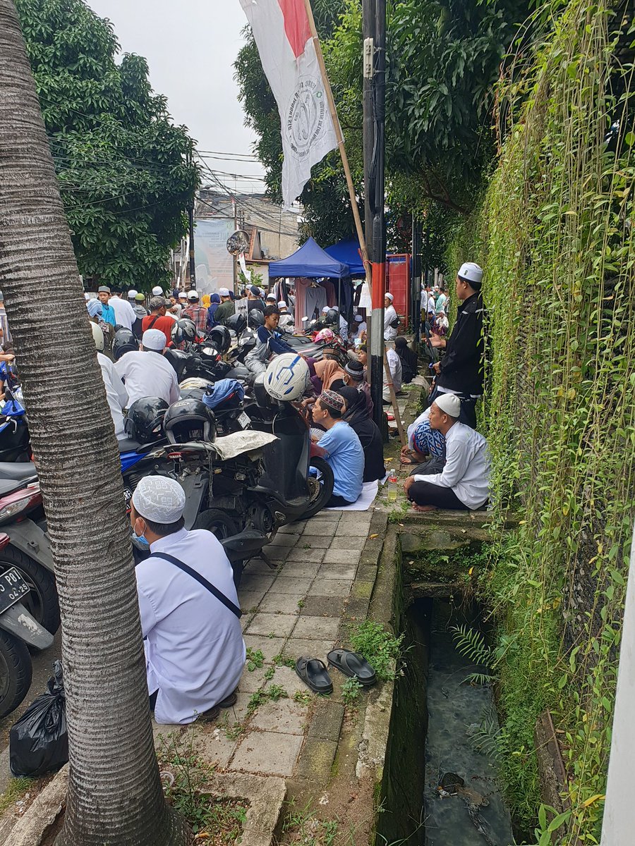 atunk_fkaryadi's tweet photo. Bermodal cinta, semua orang bisa jadi kesatria. 

Di pinggir got yang baunya minta ampun, duduk berjam-jam tak jadi soal. Kopi yang baru diseduh, tumpah ketendang orang tak ada amarah.

Cinta itu berpusat di acara Haul Habib Ali Kwitang Jakarta kemarin, Ahad 12/03/2023. https://t.co/r4iUjdOoxf