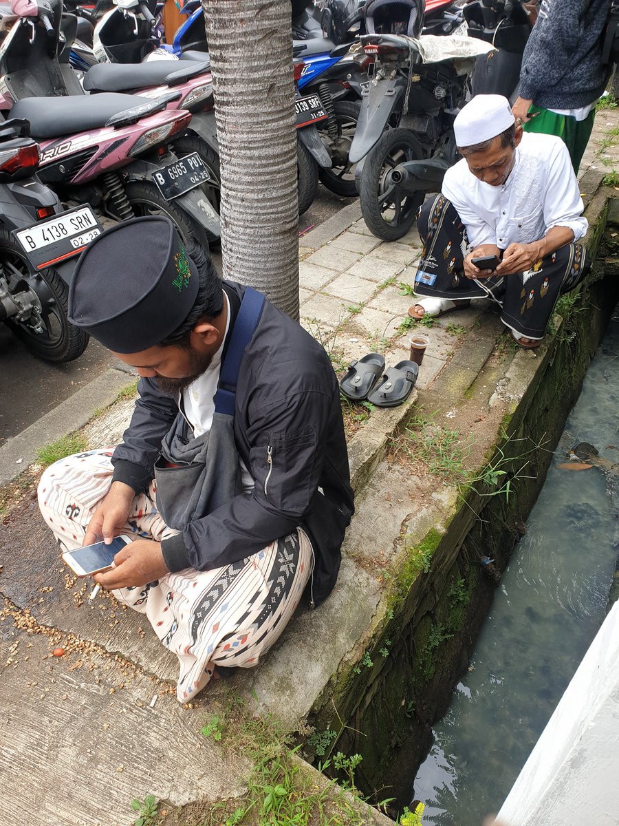 atunk_fkaryadi's tweet photo. Bermodal cinta, semua orang bisa jadi kesatria. 

Di pinggir got yang baunya minta ampun, duduk berjam-jam tak jadi soal. Kopi yang baru diseduh, tumpah ketendang orang tak ada amarah.

Cinta itu berpusat di acara Haul Habib Ali Kwitang Jakarta kemarin, Ahad 12/03/2023. https://t.co/r4iUjdOoxf