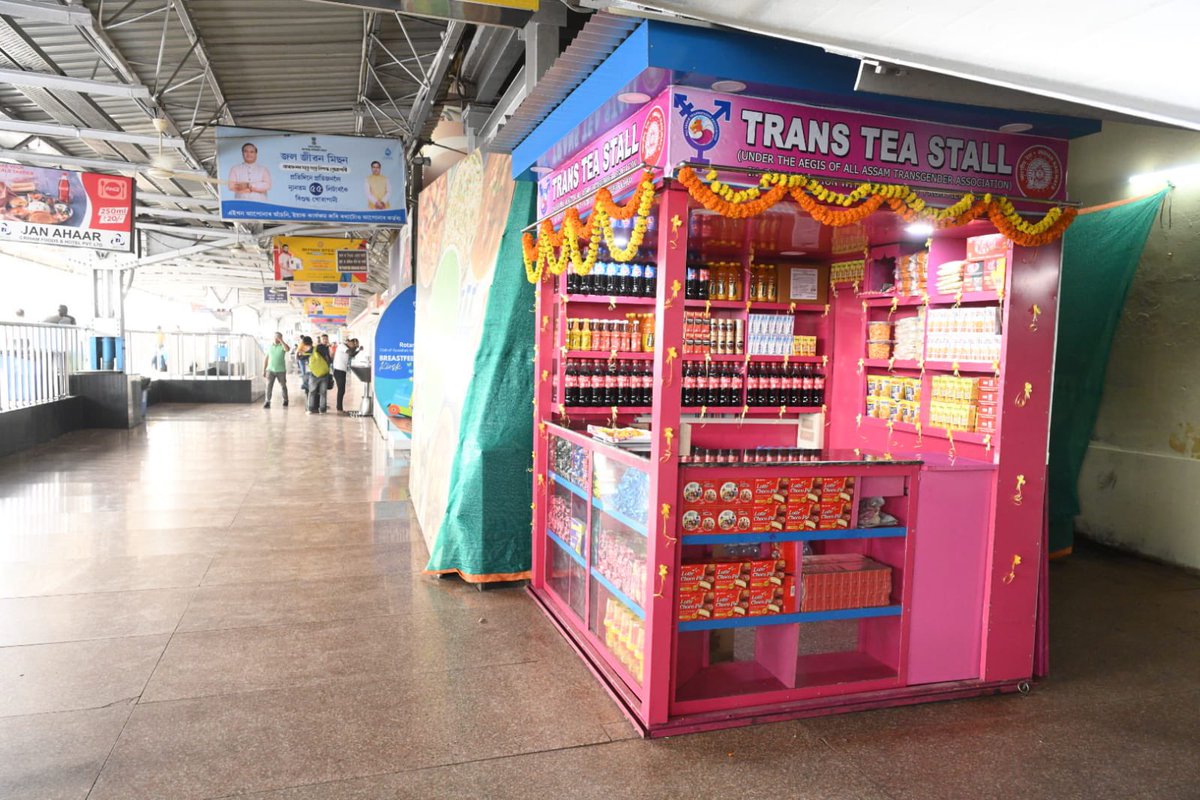 AshwiniVaishnaw's tweet photo. India’s first “Trans Tea Stall” at a railway platform.

📍Guwahati Railway Station https://t.co/JSi8OS9VKM