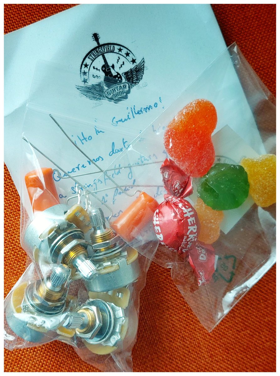 RoyLoney's tweet image. Primer pedido a Stringsfield Guitar Shop y prometo que no será el último.
Nota MANUSCRITA y chuches.
Me emocioné y todo.
Gracias, @Stringsfield