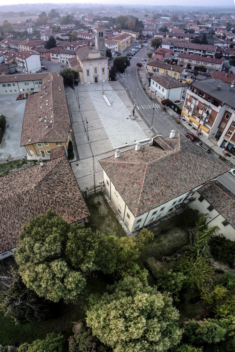 regioneFVGit's tweet photo. 🌳🤓 Siamo nel cuore della Bisiacaria, sulla sponda sinistra del fiume Isonzo. Cielo, terra, una torre, due alberi ed il fiume sono gli elementi del confalone di #Turriaco.
📷 © Fabio Bergamasco https://t.co/85GrW5Dux5