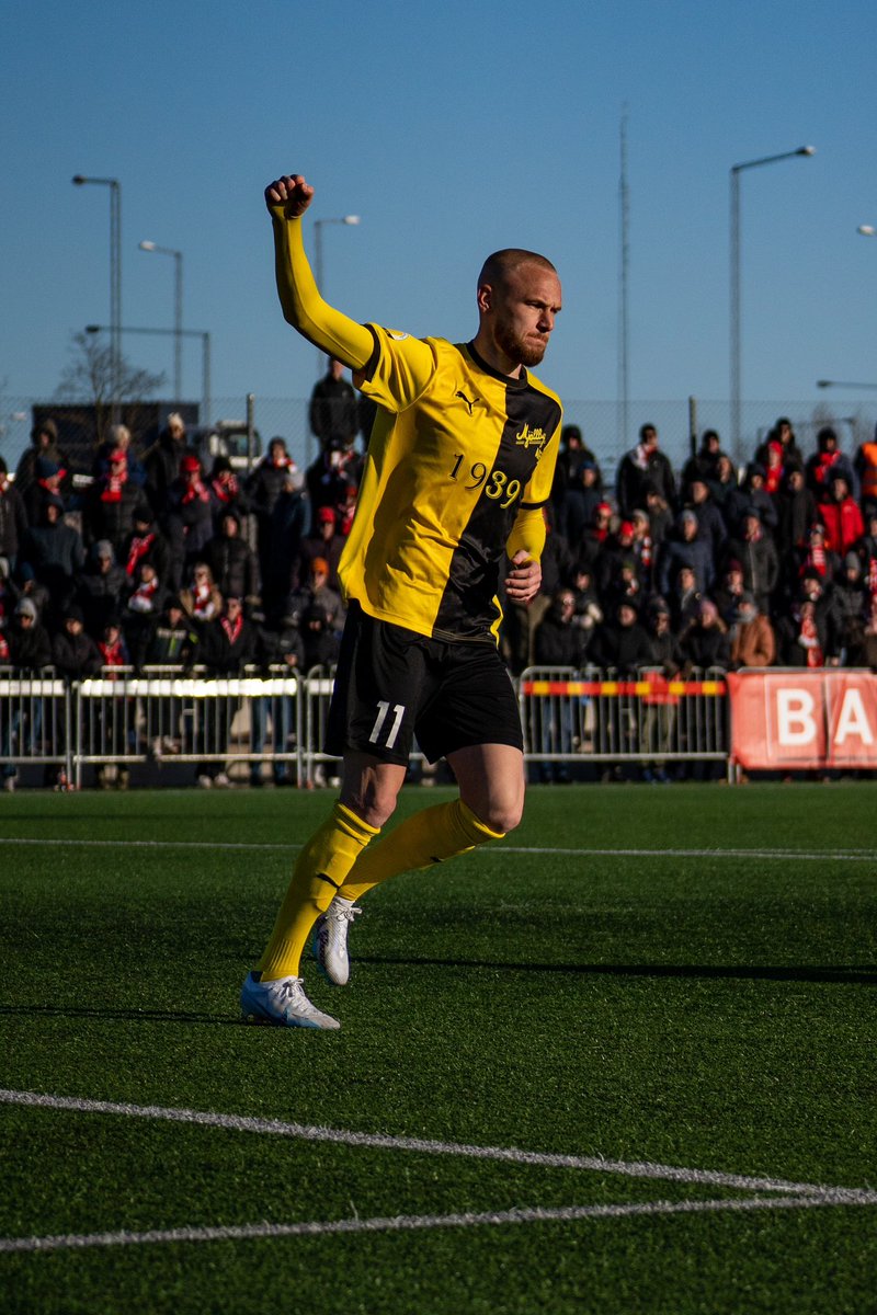 Idag höjer jag med glädje rösten och öser beröm och kärlek över Mjällbys heroiska insats i cupmatchen mot Kalmar. Håller inte alls med om att det var en tråkig match och imponeras STORT över segern.
Lyssna här: podcasts.apple.com/se/podcast/de-…