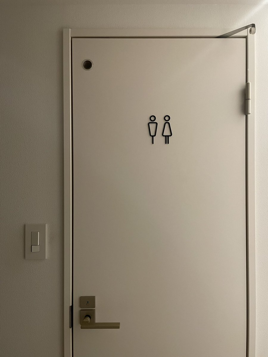 mzhaus's tweet photo. たまた���トイレ周辺にドアが集まってるからか、お客さんの「あれ、トイレどこだっけ？」という声が廊下から聞こえてくることが多かった我が家。
トイレサインシールを貼ってからは迷われることもなくなったし、ドアが可愛いと好評😽
ぷっくりしてるのがおしゃれに見えて、お気に入りです。 https://t.co/KG9LVw0dJk