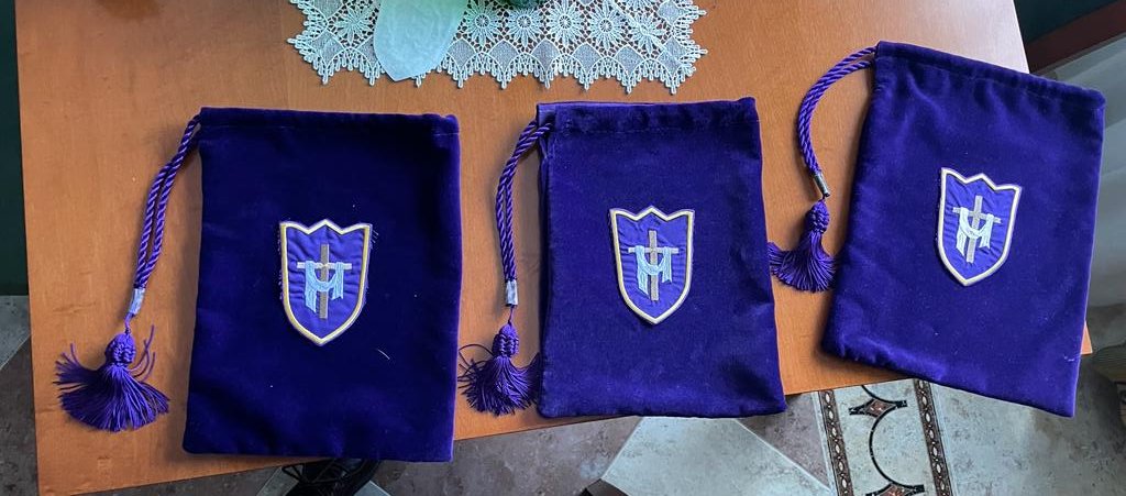 CDescendimiento's tweet photo. II PATRIMONIO II En la Estación de Penitencia del próximo Viernes Santo estrenaremos tres bolsas para portar el incienso que utilizan nuestros hermanos más pequeños durante nuestra procesión.
#sensacionesmemorables #semanasantaplasencia #descendimientoplasencia #ViernesSanto2023 https://t.co/3UtjQnQ9dR