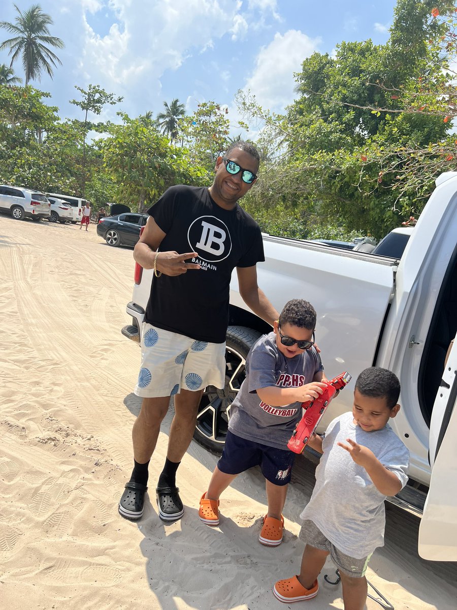 raymundoortizd's tweet photo. Yo tratando de explicarle, al baby Elian que el día 29 día, día de SPM vamos , a inaugurar el museo del pelotero petromacorisano. https://t.co/3PVeI616lE