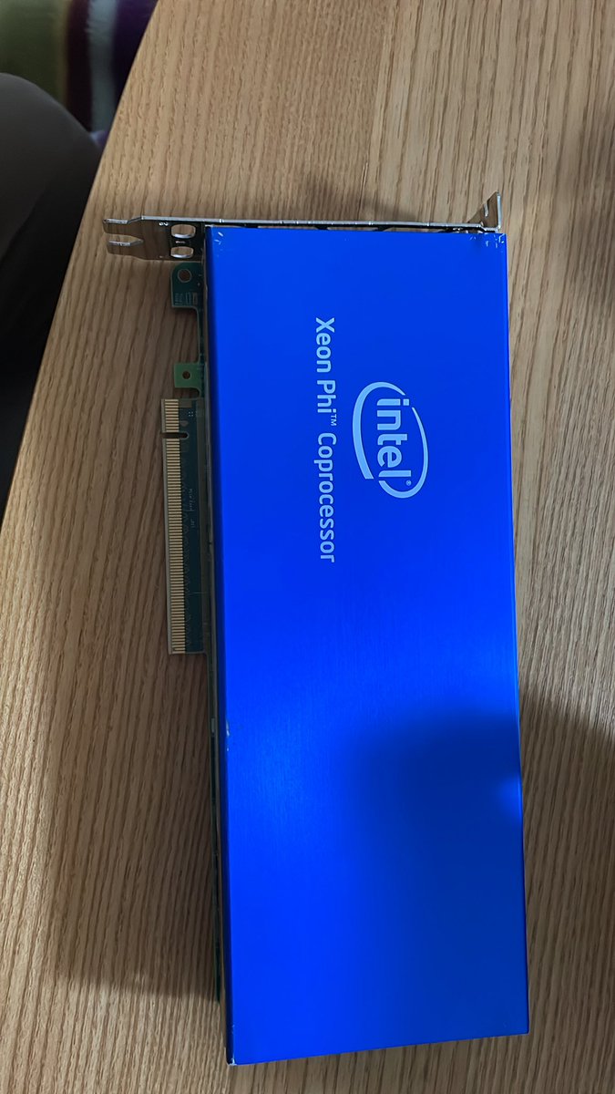 Taikono_Himazin's tweet photo. #MyNewGear
 #XeonPhi

だが、これどうやって遊ぼうか。 https://t.co/uv6H1BOLfU