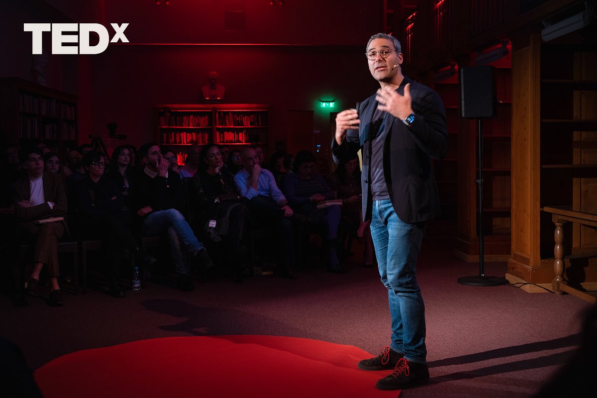 Border terminologies are a mental construct and promote a siege mentality. In the age of #AI, borders are a paradox. Instead, the emphasis needs to shift to what connects us👉 Enjoyed delivering a @TEDx talk at the @UMmalta for @KSUMalta 👏