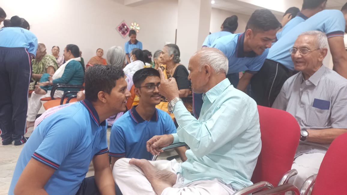NCC_Dte_Gujarat's tweet photo. #SSCD
100 Cdts of 2 Guj Air Sqn NCC  visited Jivan Sandhya Old Age Home at Naranpura,A'bad to support and connect with 130 Old Senior Citizens.Cdts learnt the problems and expectation of these people in a changing environment 
@DefencePRO_Guj
@HQ_DG_NCC
@CMOGujarat
@GovernorofGuj https://t.co/STVjRe6yAU