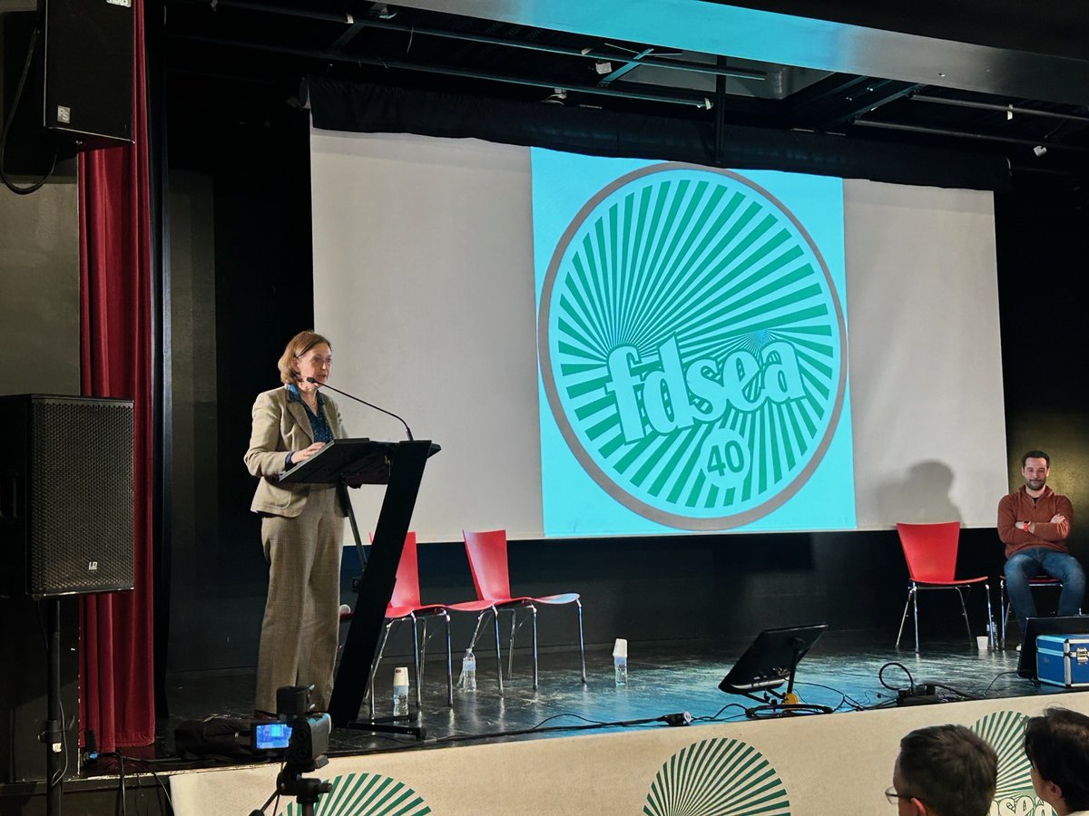 Prefecture40's tweet photo. #Agriculture | Assemblée générale de la @FDSEA40, jeudi dernier à #Hinx 👨🌾
Françoise Tahéri, préfète des #Landes, a clôturé les échanges en saluant le travail et l'engagement des agriculteurs, leur capacité à s'adapter et à innover et en réaffirmant le soutien de l'Etat 👏 https://t.co/xH70YRn0Hn