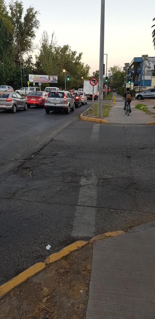 QuebradaDeMacul's tweet photo. Hola @penalolen 
Junto con saludar. Favor pueden arreglar esta esquina. Existe un "evento" hace meses y muchos autos intentan esquivar. Esto puede provocar un accidente en el caso de perder el control del auto. Gracias https://t.co/ZC2fU6edQF