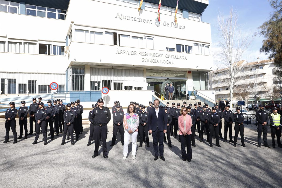 ajuntpalma's tweet photo. 👮‍♀️👮‍♂️La @policiadepalma presenta els 50 agents que s'incorporaran al cos policial

👉Aquesta convocatòria de places ha reservat per segona vegada un 40% de les places per a dones, complint amb el Pla d'Igualtat aprovat per l'Ajuntament https://t.co/IEOXTBEQcY