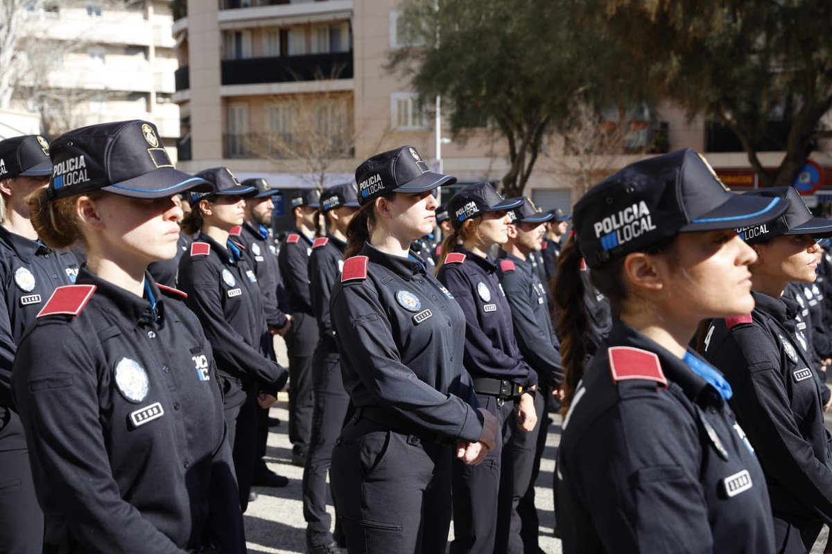 ajuntpalma's tweet photo. 👮‍♀️👮‍♂️La @policiadepalma presenta els 50 agents que s'incorporaran al cos policial

👉Aquesta convocatòria de places ha reservat per segona vegada un 40% de les places per a dones, complint amb el Pla d'Igualtat aprovat per l'Ajuntament https://t.co/IEOXTBEQcY