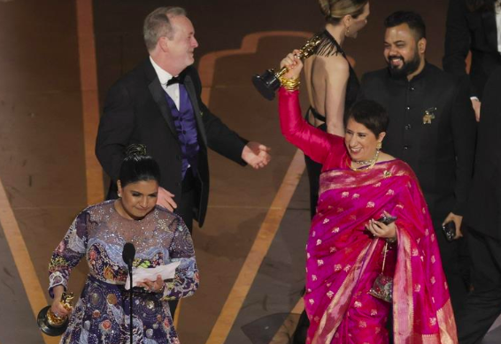 ThealthCapital's tweet photo. Beautiful moment as 2 Indian woman 
@EarthSpectrum
   #KartikiGonsalves 
@guneetm
 bring #Oscars for Best Documentary Short  #TheElephantWhisperers.

 #Oscars2023 #AcademyAwards #AcademyAwards2023 #NaatuNaatu #ElephantWhisperers https://t.co/szqtwEfnxQ