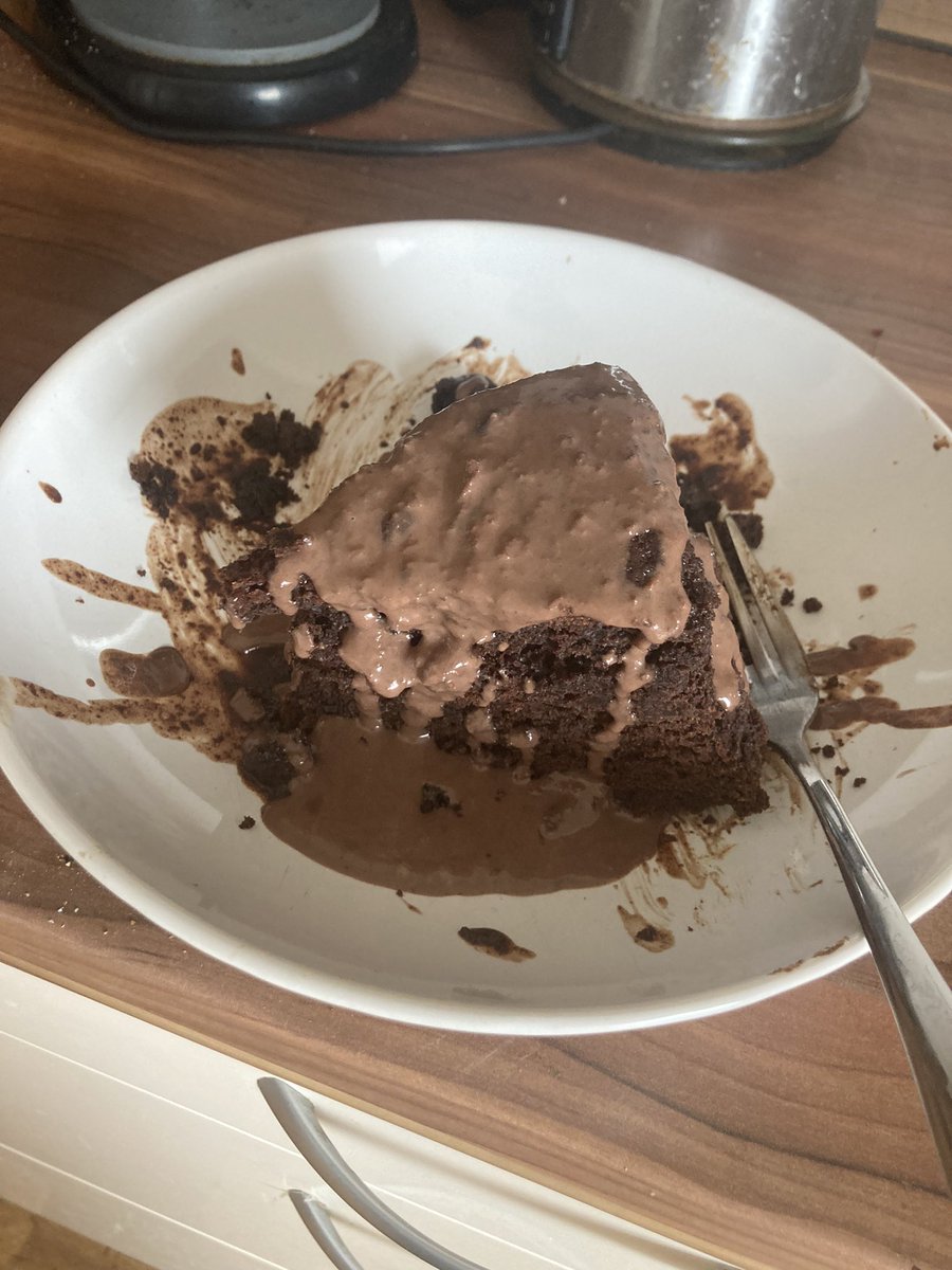 Kuchen zum Frühstück ist die eine Sache, selbst gebackener Schokoladenkuchen mit einer Soße aus flüssiger Schokolade als Vormittagssnack jedoch eine ganz andere. Ich weiß, welche ich bevorzuge.