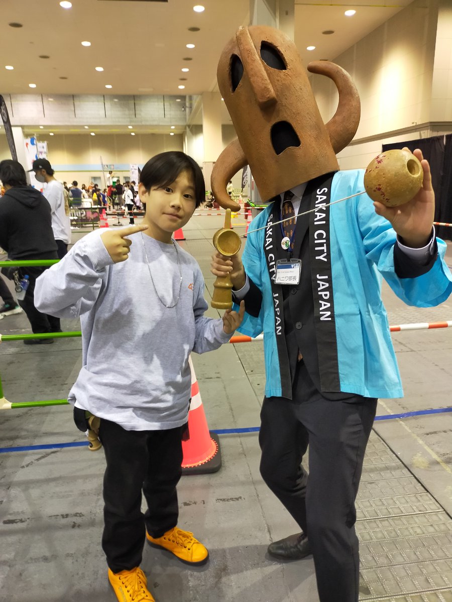 haniwabu's tweet photo. 先日のけん玉チャレンジ一発成功の裏には、日本のけん玉チャンピオン #東郷真ノ助 さんのご指導があったから、、、
真ノ助師匠!ありがとうございました!
#アーバンスポーツ
#USFES https://t.co/EPsRZlo6Fa