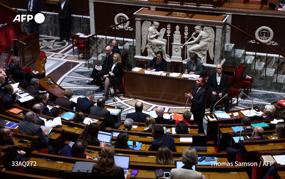 afpfr's tweet photo. [A LA UNE A 12H] Le gouvernement, qui ne veut pas utiliser l'article 49.3 de la Constitution pour faire approuver par l'Assemblée nationale sa réforme très contestée des retraites, se trouve engagé dans une chasse aux voix des députés qui devraient se prononcer jeudi #AFP 2/5 https://t.co/V7zDyaZTmE