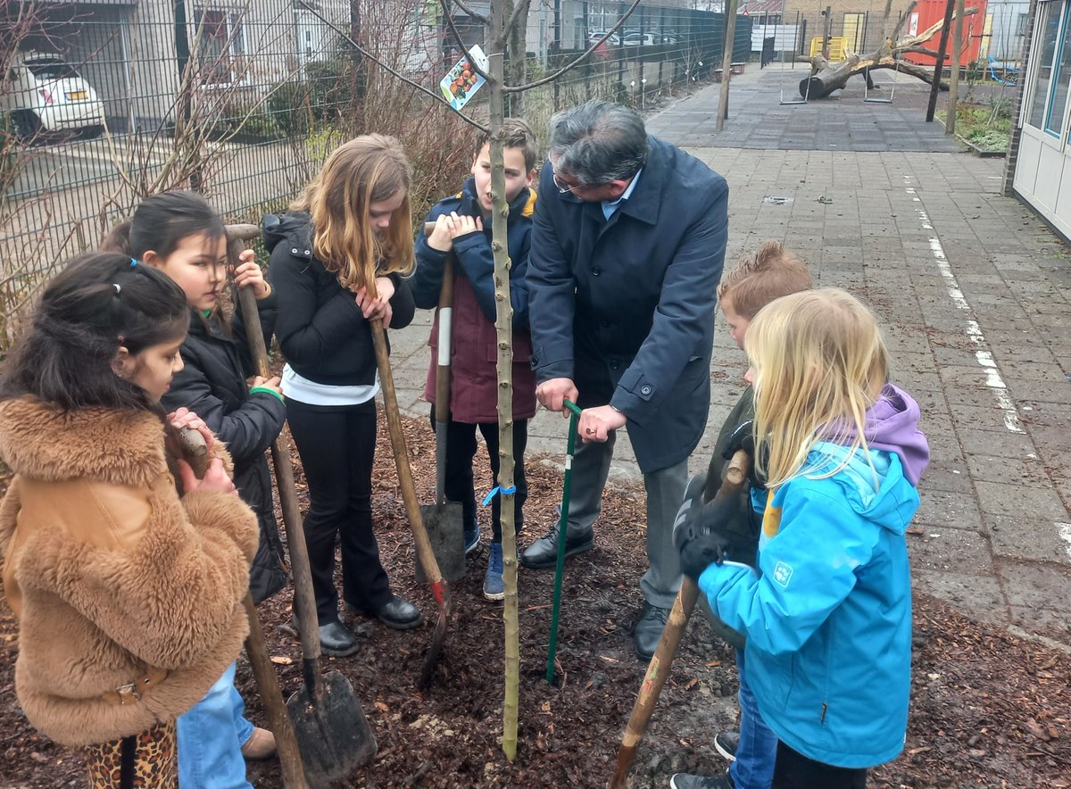gem_vlissingen's tweet photo. Afgelopen donderdag was wethouder Portier aanwezig bij basisschool CBS De Wissel om 4 fruitbomen te planten. In de afgelopen 2 jaar is enthousiast gewerkt om een stuk van het grijze schoolplein om te toveren tot tuin. Nu wachten tot het eerste fruit geplukt kan worden! 🍎 https://t.co/Y74spEKXTl