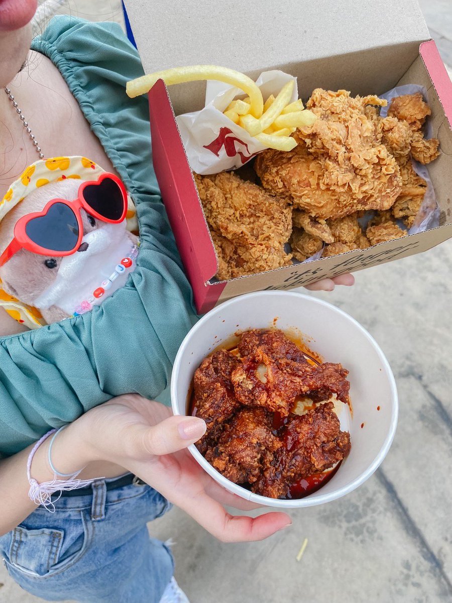 kaimooklovegot7's tweet photo. เปิดตี้แบบสุดปังฉบับตัวแม่ ด้วยชุด Korean Dunked Wingz Party กันที่หน้าม้าหมุนไปเลยสิคะ ตอนแรกจะเอาขึ้นไปกินบนม้าแล้วแต่พนักงานบอกไม่ได้น้าาา เลยมายืนเต้นบัลเล่ต์หมุนตัวตามม้าหมุนข้างล่างแทน🤭💚🍗🦦🌙✨
#KFCดังก์รักให้เต็มด้อม #KCON2023THAILAND
@kfcth https://t.co/idbBHcUzyc