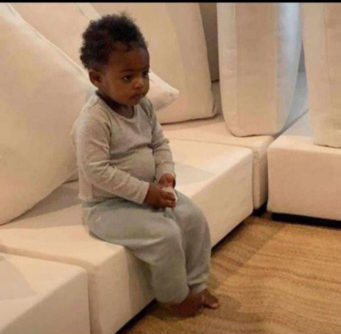 Alhaji_mohzee's tweet photo. This is how stubborn girls seat down to listen to you talk about there bad characters...Asif them go change... https://t.co/Rf8VhnPLZI