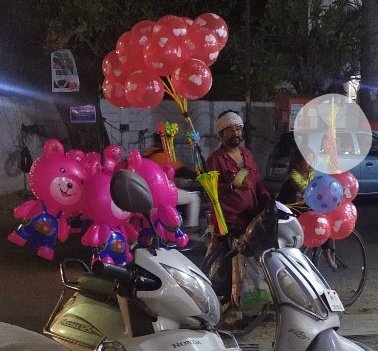 खिलौनों के बीच खिलौनों के लिए तरसता बचपन..