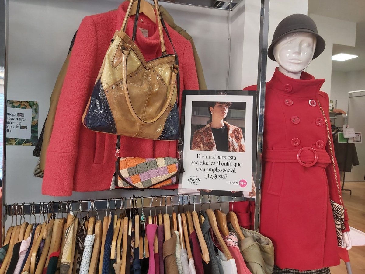 caritas_zamora's tweet photo. Llena tu armario sin prejuicios y con estilo‼️👚👕👖👗👞👢🥾🧤🌂👜Reutiliza, recicla... Cuando la ropa de segunda mano es tu primera opción ayudas a Cáritas a crear empleo social. 📌 Ven a visitarnos estamos en C/ Corral Pintado, 1.
#RedefineTuDressCode #JusticiaSocial #ModaRE https://t.co/zkI7lg2lrh