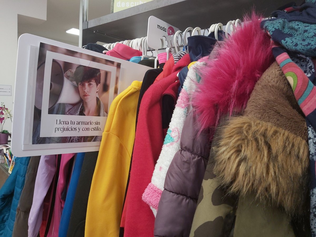 caritas_zamora's tweet photo. Llena tu armario sin prejuicios y con estilo‼️👚👕👖👗👞👢🥾🧤🌂👜Reutiliza, recicla... Cuando la ropa de segunda mano es tu primera opción ayudas a Cáritas a crear empleo social. 📌 Ven a visitarnos estamos en C/ Corral Pintado, 1.
#RedefineTuDressCode #JusticiaSocial #ModaRE https://t.co/zkI7lg2lrh