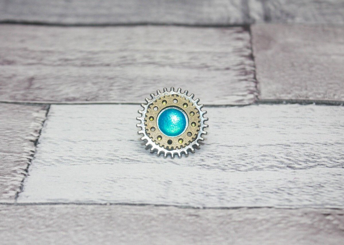 This gorgeous little #steampunk pin, made by our talented crafter, Gemma, is just £3.50 in our online shop.
ebay.co.uk/itm/4041982824…
#elevenseshour #shophandmade #handmadejewellery