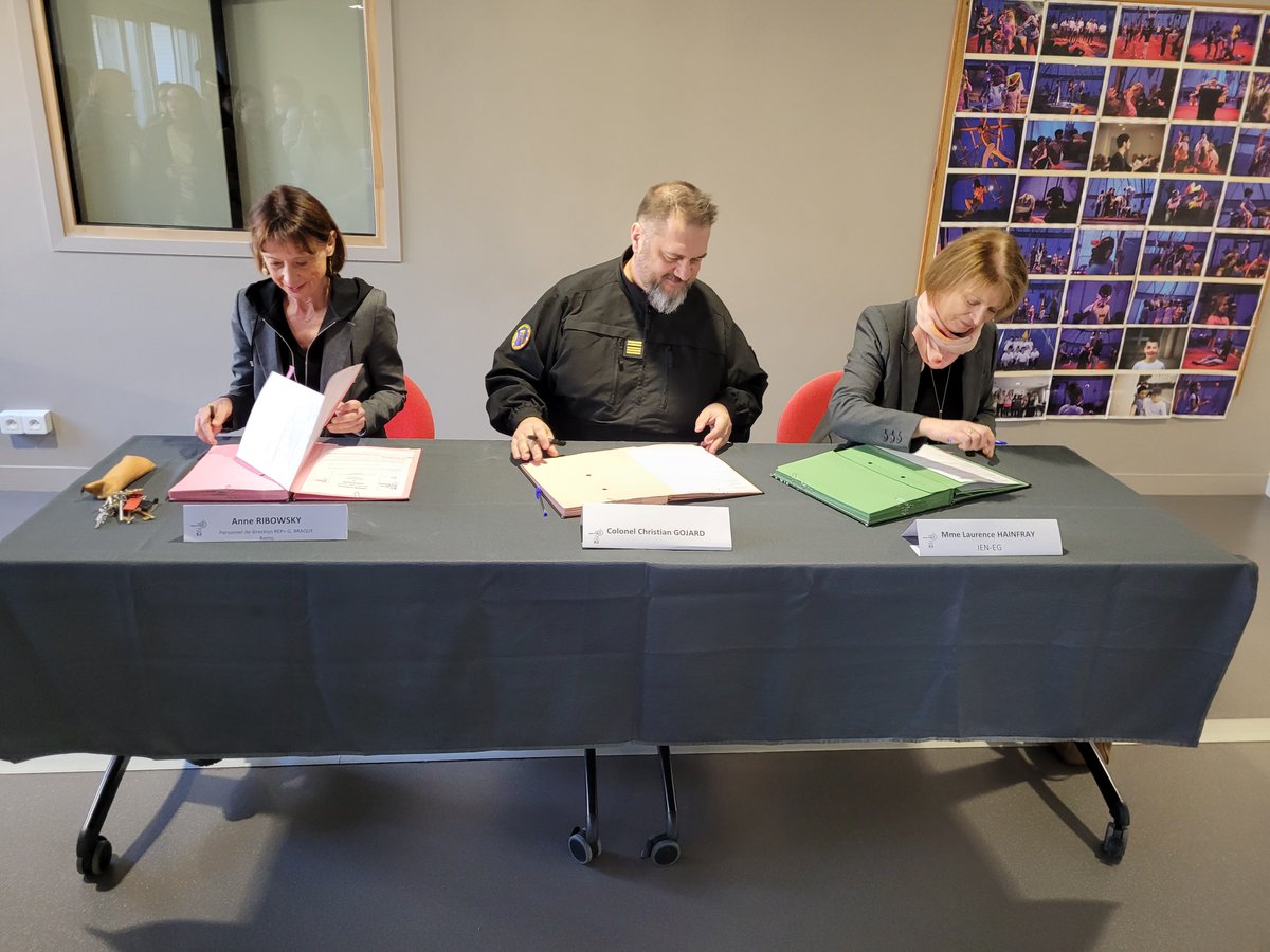 DptMarne's tweet image. 📣 Nouvelle classe défense et sécurité globale au collège Georges Braque à #Reims pour les 4èmes en #REPplus Objectif : promouvoir les #valeursrépublicaines et un comportement éthique Visites prévues : Archives de Reims, monument Forces Noires et immersion à la #GendarmerieMobile