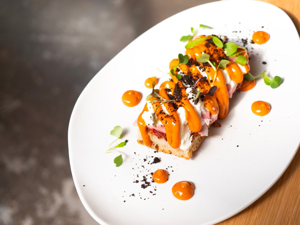 mintgranollers's tweet photo. 📸 Focaccia con picadillo de aceituna y piquillo con lacón, mozzarella de búfala y mayonesa de paprika https://t.co/qNHe1ihRBp