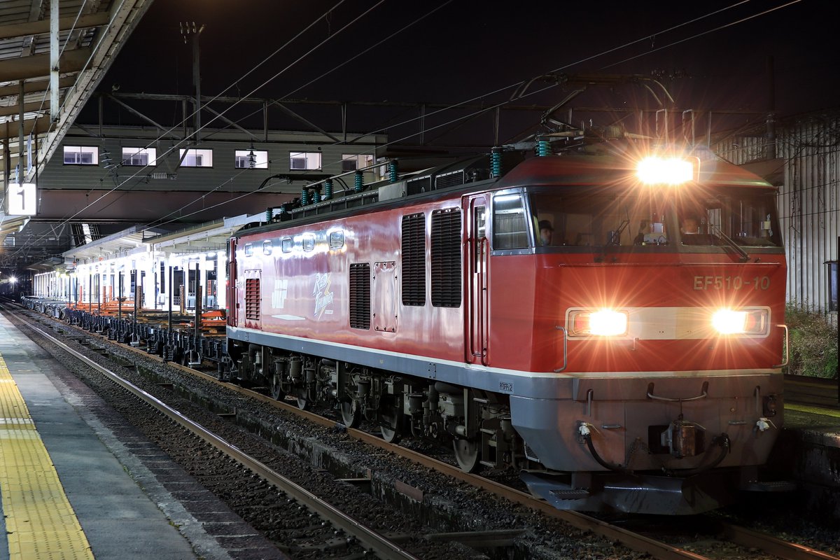 kuha418_1's tweet photo. 3/11
9560レ(9562スジ)
EF510-10+チキ4車(安治川口駅常備チキ2車+川崎貨物駅常備チキ2車)+コキ4車

南福井宛レール輸送返却は元々9560だったようですが、キハ120が遅延した影響を受け時間を9562に載せてやって来ました。
EF510のバルブは初めての撮影となりました笑 https://t.co/4a5W0GlBn4