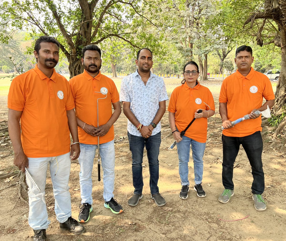 Bantysinghjsr15's tweet photo. साँप 🐍 को सुरक्षित￼ पकड़ कर जंगलों मे छोड़ने वाली टीम छोटू स्नेक सेवर के सदस्यों को जर्सी सेट एवं साँप को सुरक्षित पकड़ने वाली विशेष रूप से तैयार की गई छड़ी दिया!
और आगे भी हर संभव मदद करने का भरोसा दिया!
@PrashantKishor 
@HemantSorenJMM 
@jansuraajonline https://t.co/m4HYXS7igc