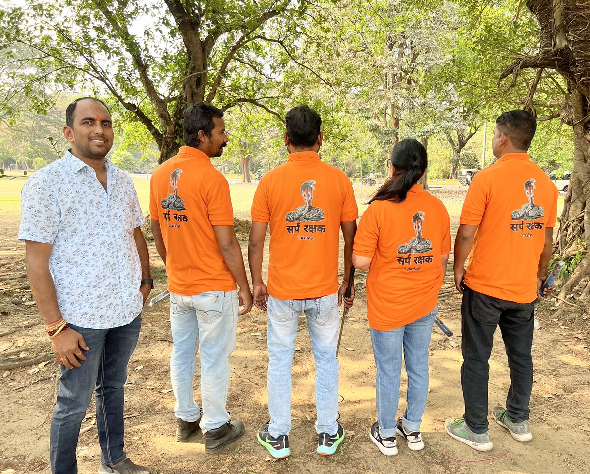 Bantysinghjsr15's tweet photo. साँप 🐍 को सुरक्षित￼ पकड़ कर जंगलों मे छोड़ने वाली टीम छोटू स्नेक सेवर के सदस्यों को जर्सी सेट एवं साँप को सुरक्षित पकड़ने वाली विशेष रूप से तैयार की गई छड़ी दिया!
और आगे भी हर संभव मदद करने का भरोसा दिया!
@PrashantKishor 
@HemantSorenJMM 
@jansuraajonline https://t.co/m4HYXS7igc