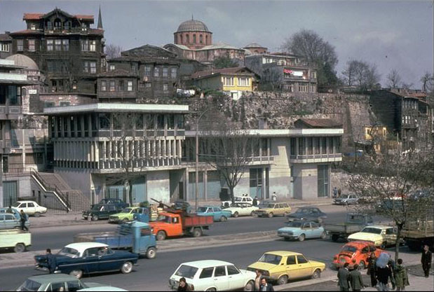 arkiteracom's tweet photo. SGK'nın satışa çıkardığı, Sedad Hakkı Eldem tarafından tasarlanan Sosyal Sigortalar Kurumu Tesisleri, 1986 yılında Ağa Han Mimarlık Ödülü’nü almıştı. Ödülün raportörleri tarafından hazırlanan rapor, yapıyla ilgili detaylı bir durum değerlendirmesi yapıyor
https://t.co/w6tEUpWyFh https://t.co/gFdUCwwrvv