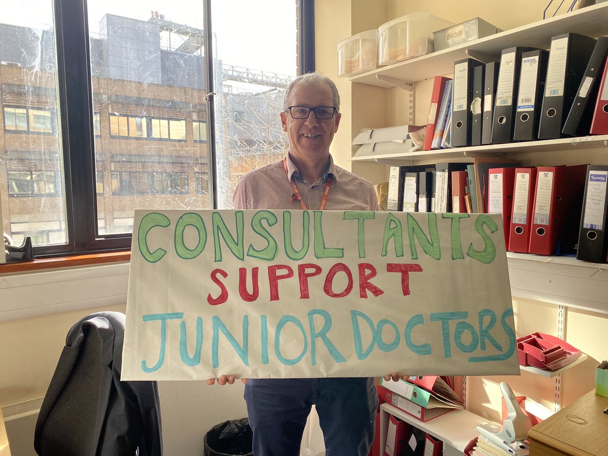 GuvnaJohn's tweet photo. Consultants support #JuniorDoctorsStrike 👍👍. @NewcastleHosps https://t.co/dG77qWwb3x
