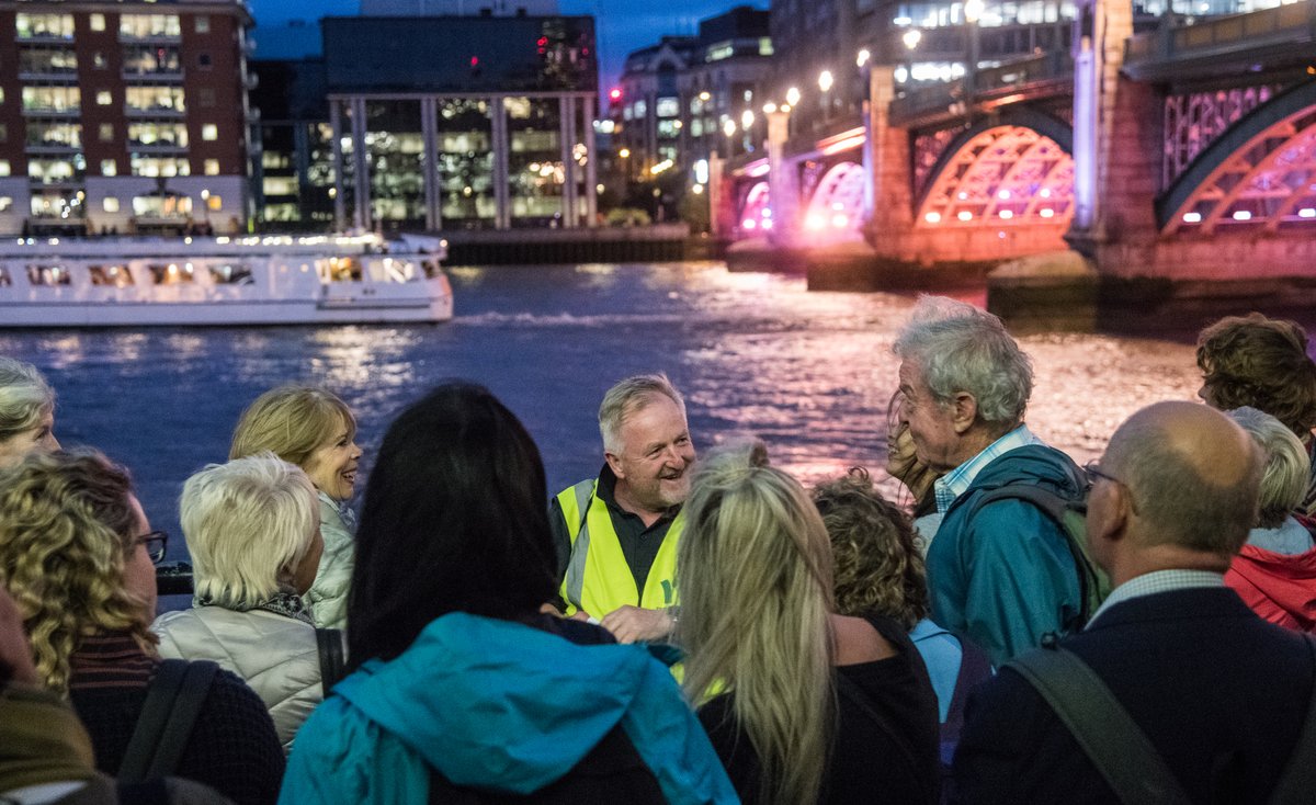 Last chance to sign up for a FREE #illuminatedriver walk with Des Garrahan, former Chair of the @RamblersGB, tonight at 18.30🚶‍♀️🚶‍♂️Book here > eventbrite.co.uk/e/free-guided-… 📸 Milo Robinson 

#ActiveThames @walkngclasshero
@Ramblers_London @LondonPortAuth
@ThamesPathNT @WeLoveWalkTours