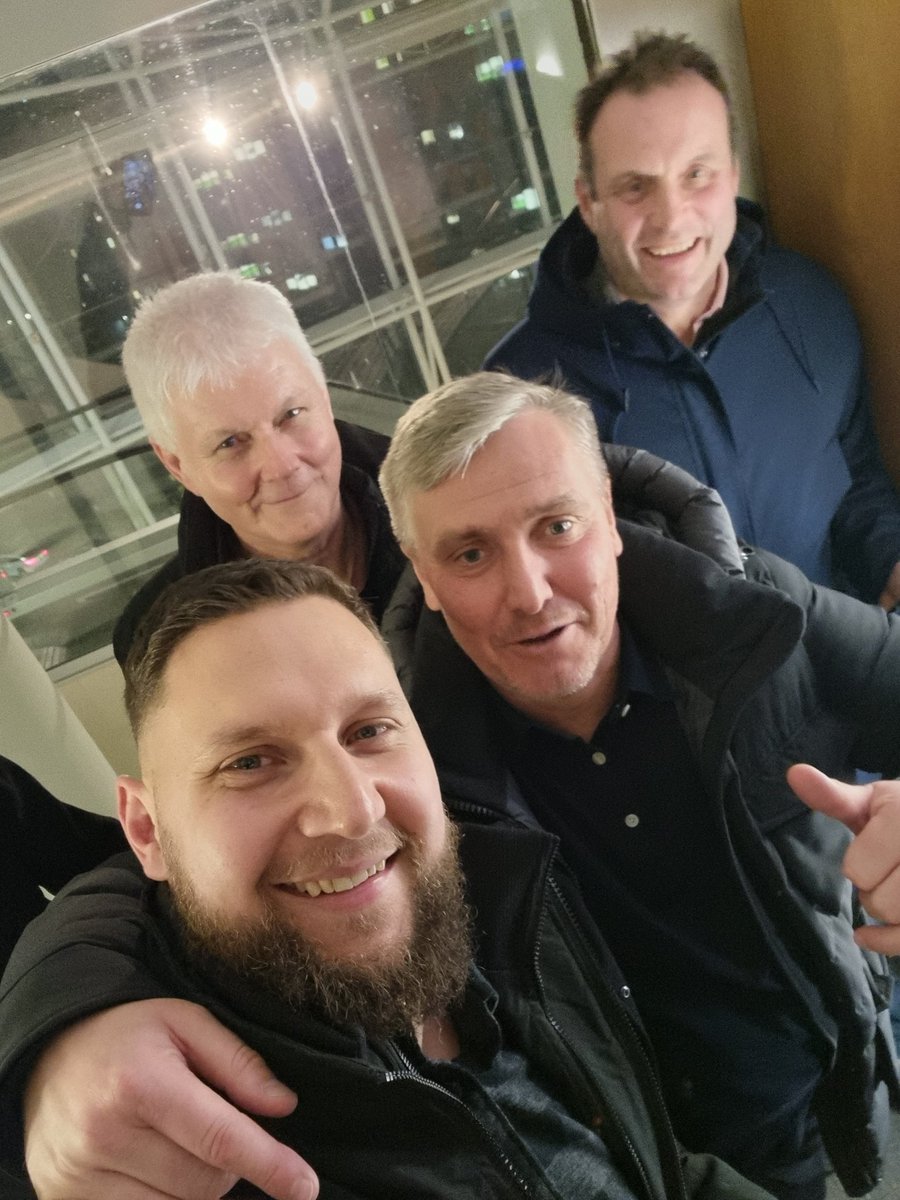 Biffasuth_'s tweet photo. First time experiencing watching the Toon in a box yesterday. 3 course meal and as much drink as i want. Was the best day. Got really well looked after. Also bumped into Lee Clark.
Took some artwork up there for @asaintmaximin #joelinton @nufc
#nufc #newcastleunited #privatebox https://t.co/fwsokv3Hz6