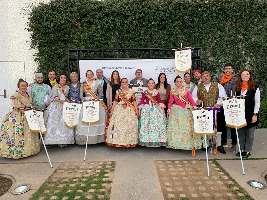 Xativa's tweet photo. 🔥FALLES
Les falles de Xàtiva premiades als #PremisLlibretFallesGVA de @GVAculturesport van arreplegar divendres passat al Palau de les Arts de València els seus reconeixements. https://t.co/gB4Mc3YJrh