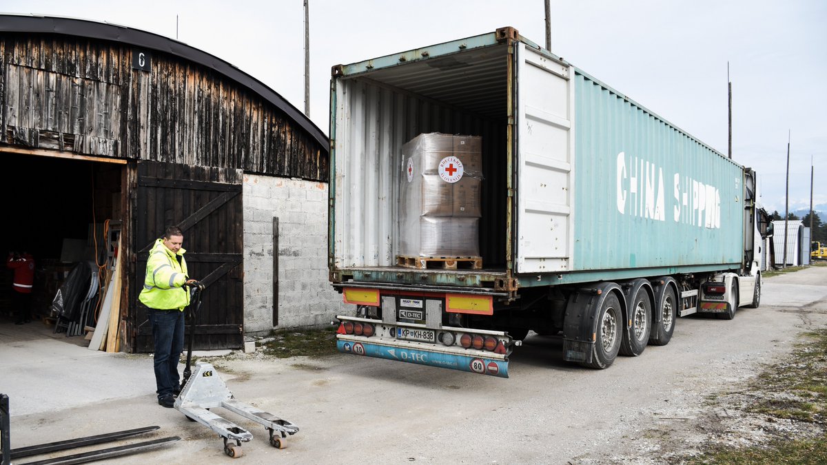 Na podlagi sklepa @vladaRS smo prek #EUCivilProtectionMechanism iz Roj odpremili drugi del materialne pomoči prebivalcem Sirije zaradi posledic potresa. Skupaj z RKS smo poslali 71 šotorov za 2 osebi, 144 spalnih podlog, 209 odej, 1497 spalnih vreč, 750 samonapihljivih podlog.