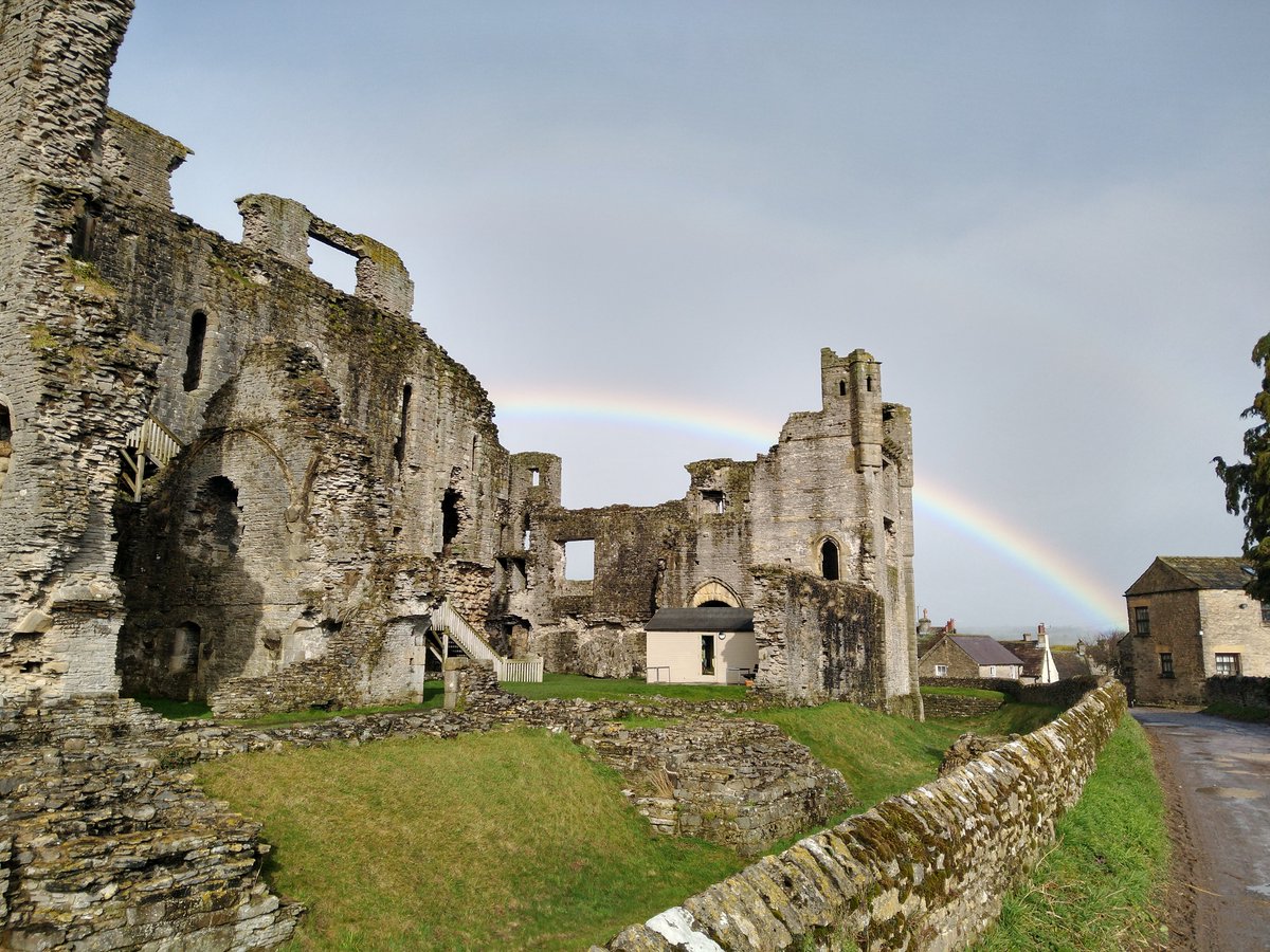 SerpyKat's tweet image. Rainbow over Middleham Castle this morning ❤️
#middleham #northyorkshire #richardiii #nevillefamily