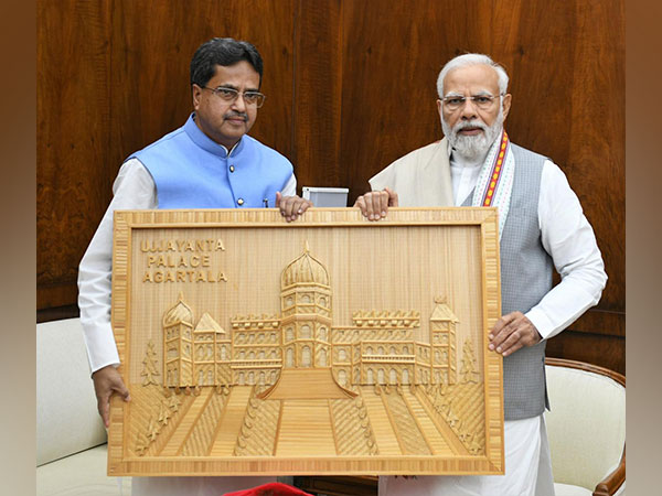 ani_digital's tweet photo. Tripura CM calls on PM Modi in Delhi, presents him with portrait of Ujjayanta Palace

Read @ANI Story | https://t.co/EG3ILfESV0
#Tripura #PMModi #ManikSaha #UjjayantaPalace https://t.co/bzsgL8trL2