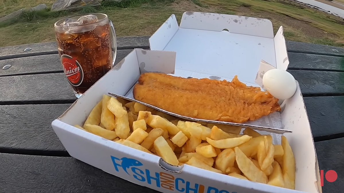 leonrosa79's tweet photo. Iz enega vloga o severovzhodu Škotske. Mestece Lossiemouth. Fish &amp; chips ter "world famous"  Unionov krigl.  #stevemarsh #pivovarnaunion https://t.co/tD2t5T2Agw
