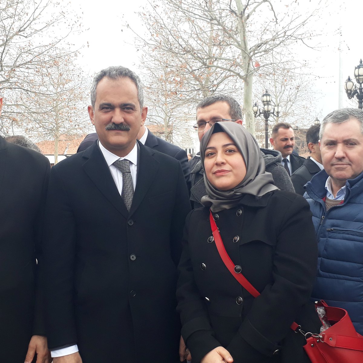 Bakanımız ile Camide karşılaştık. 100bin atama talebimizi ilettim. Gayet pozitif bir şekilde "İnşallah " dedi. 100 bin atama bekliyoruz.