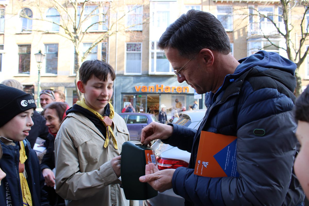 cnuijts's tweet image. @VVDDenHaag kijken we terug op een mooi weekend campagne voeren. Zaterdag samen met #Rutte in gesprek met inwoners en ondernemers. Zondag tijdens #cpcloop kwamen @DilanYesilgoz  @ingridmichon en @UlysseEllian onze Haagse Helden een hart onder de riem steken. #vvd #PS2023